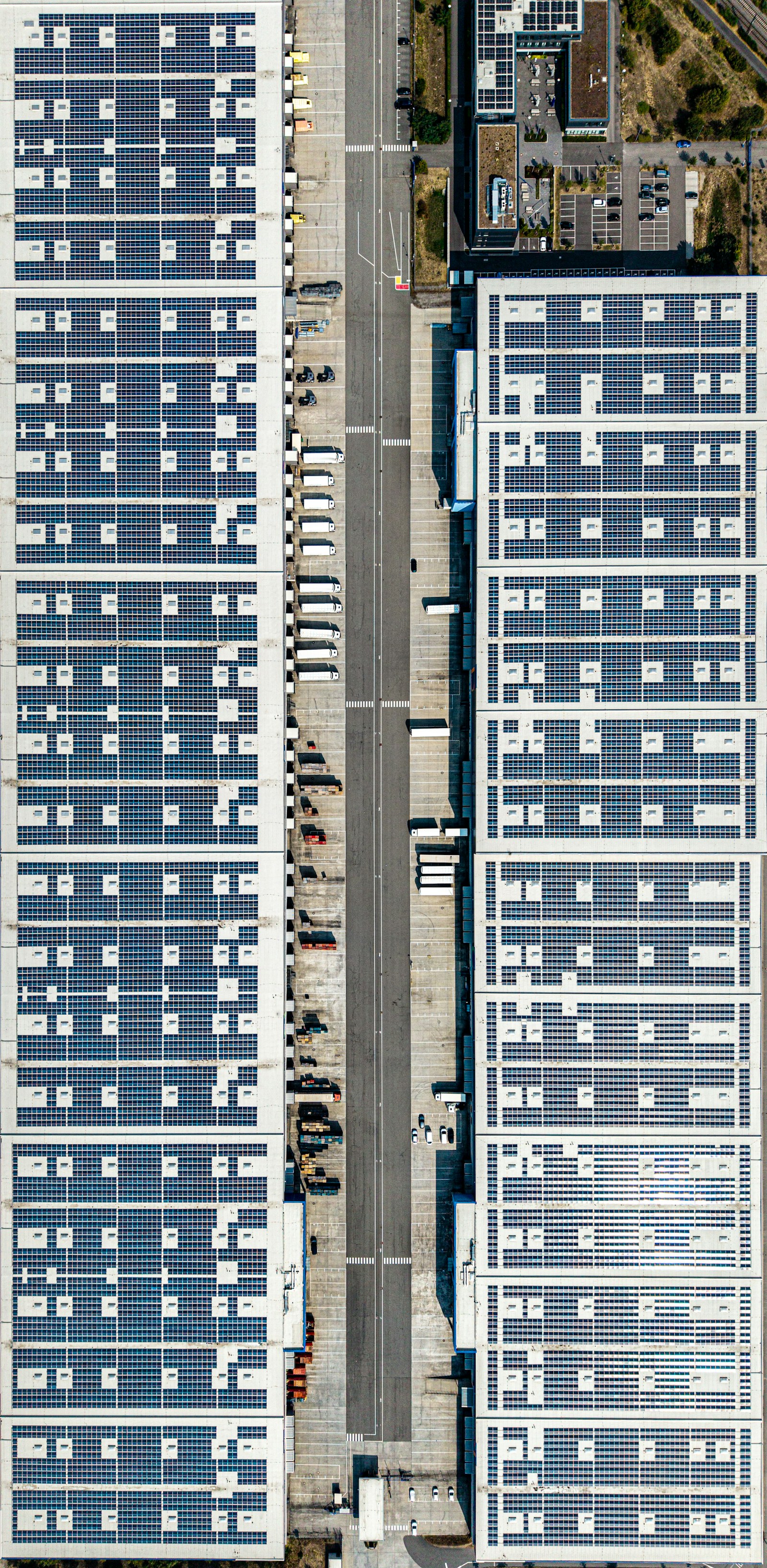 Luftaufnahme von Gewerbedächern mit Photovoltaikanlagen