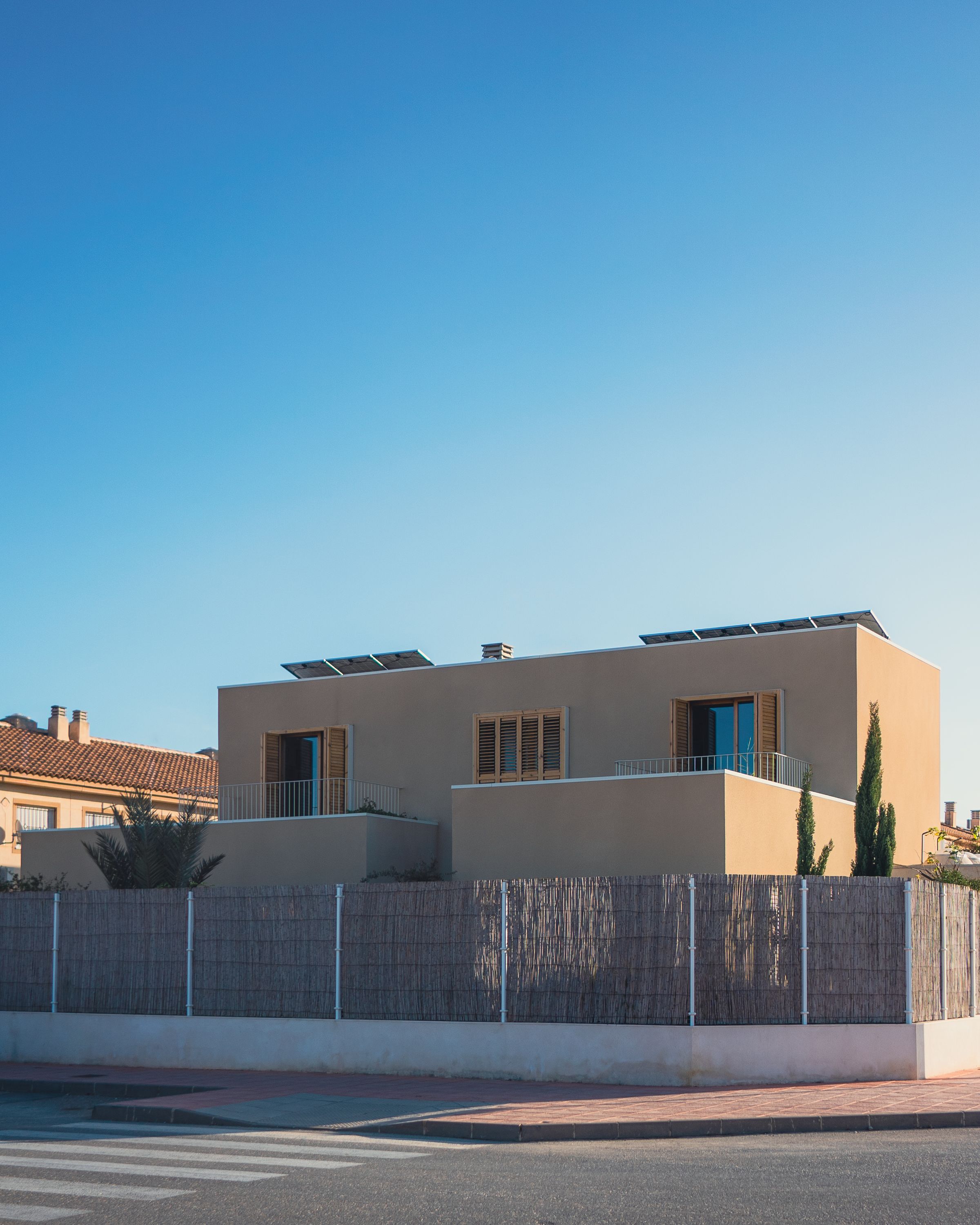 Wohnhaus mit Photovoltaikanlage unter blauem Himmel