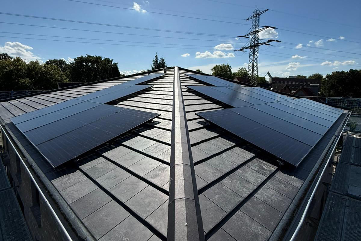 Beidseitig belegtes Dach mit abgestimmter Modulanordnung