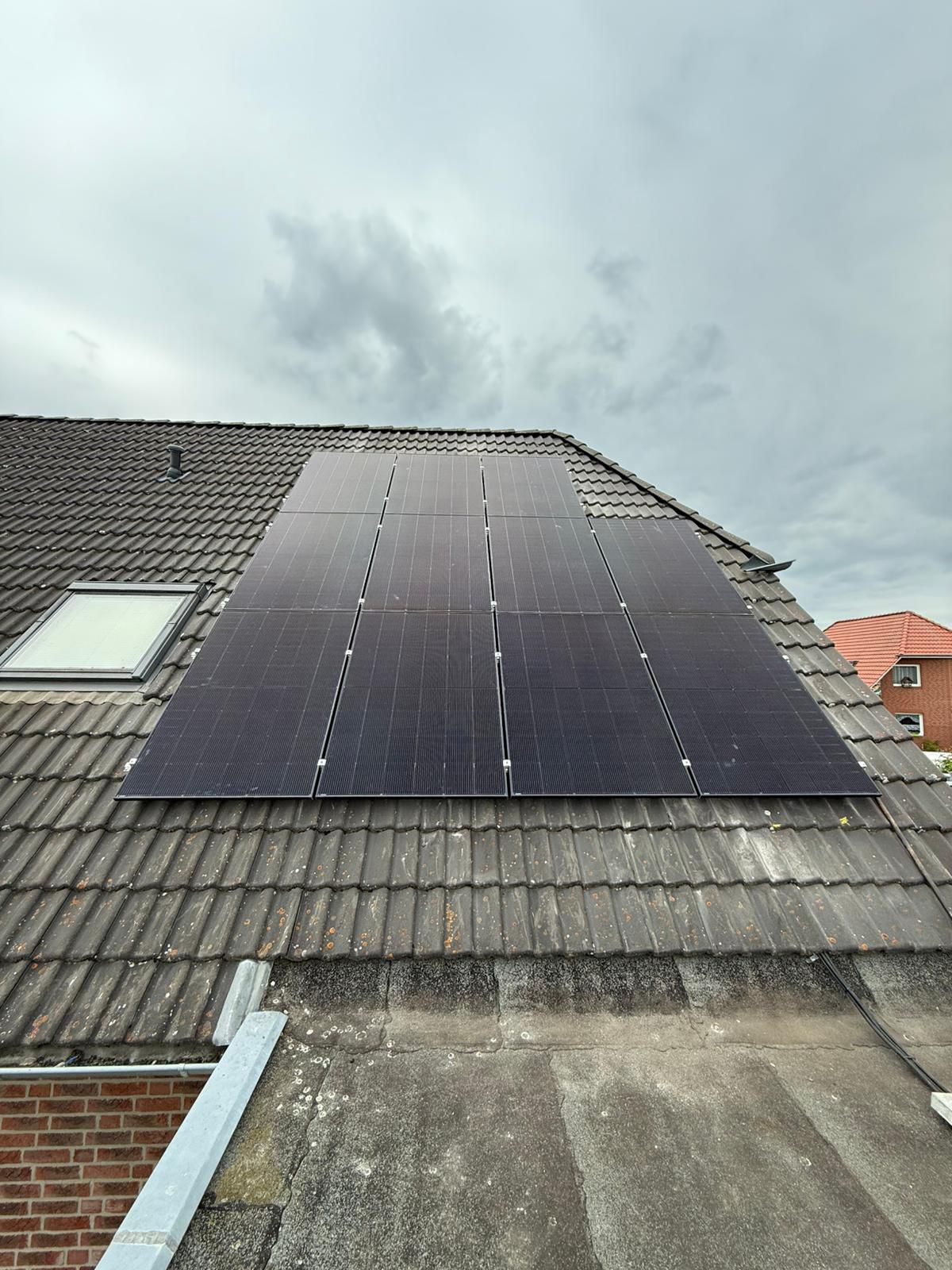 Photovoltaikanlage auf einem Dach, gesehen von einer Dachterrasse