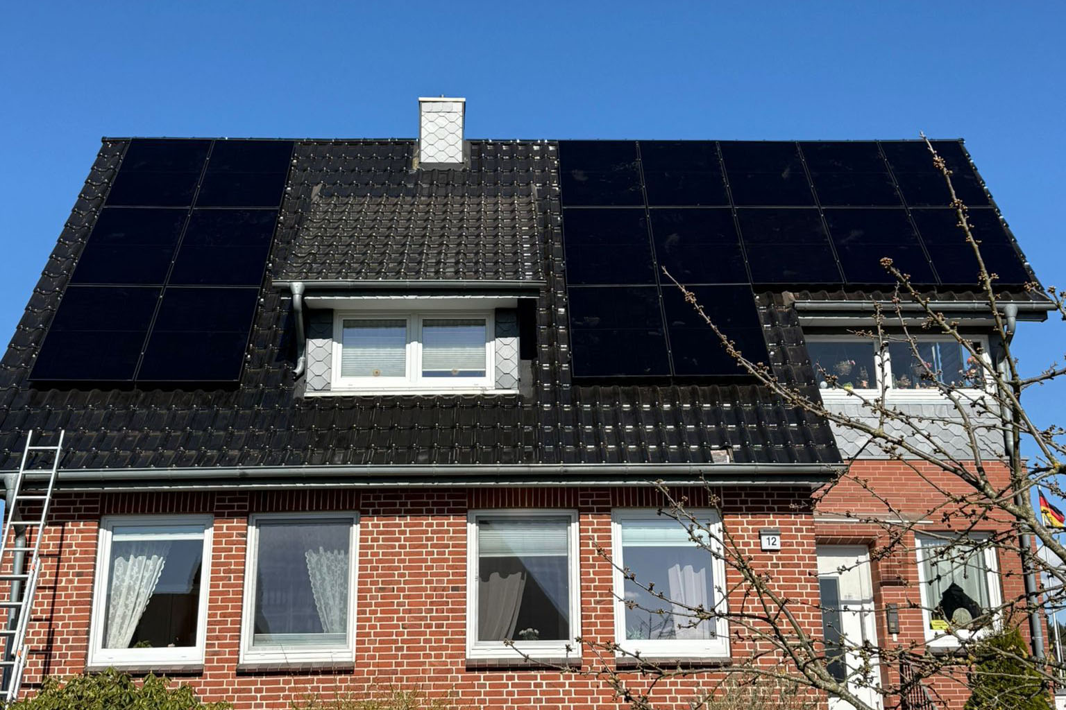 Wohnhaus mit Photovoltaikmodulen auf dem Dach