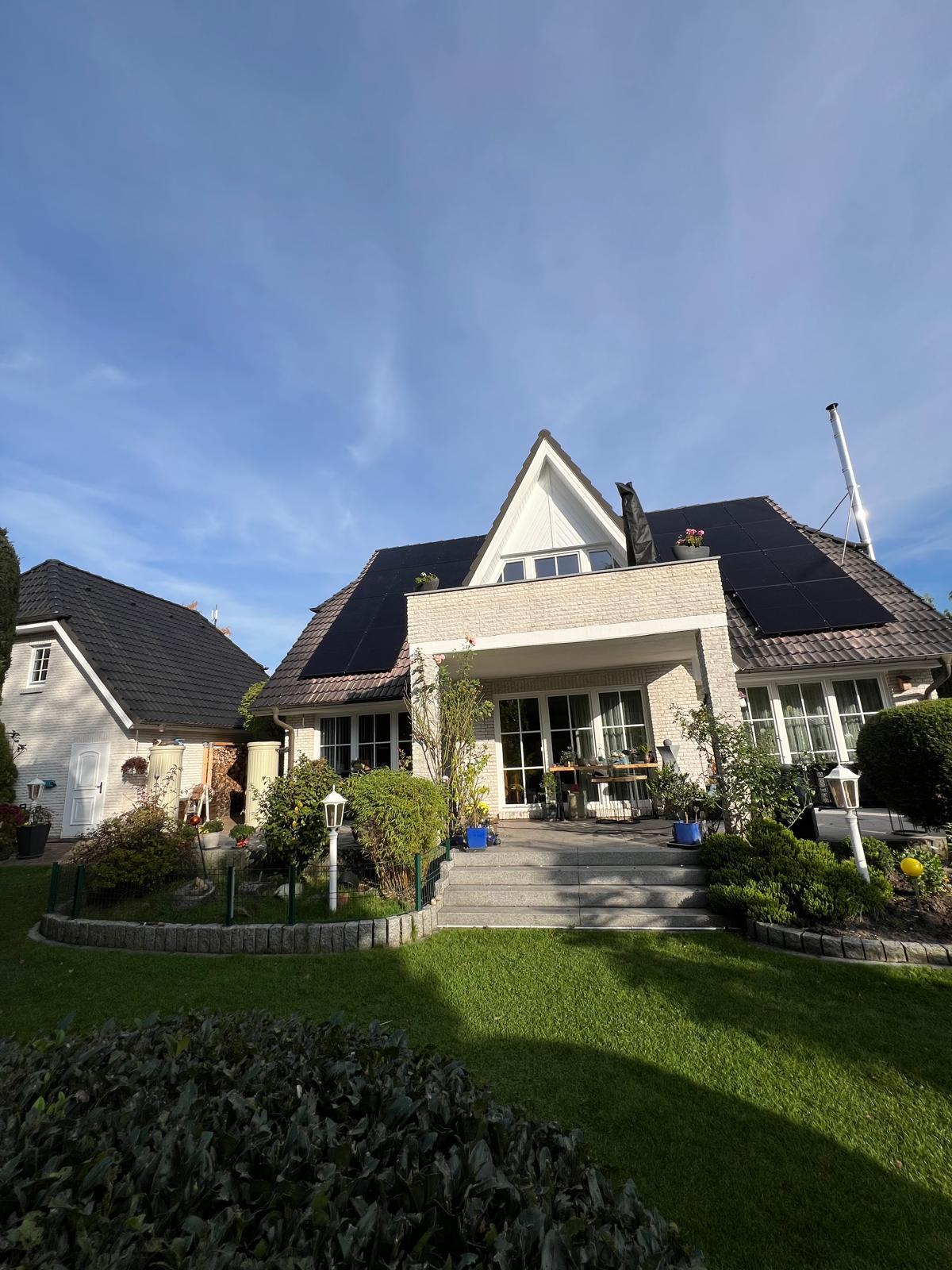 Wohnhaus mit Photovoltaikanlage und Garten