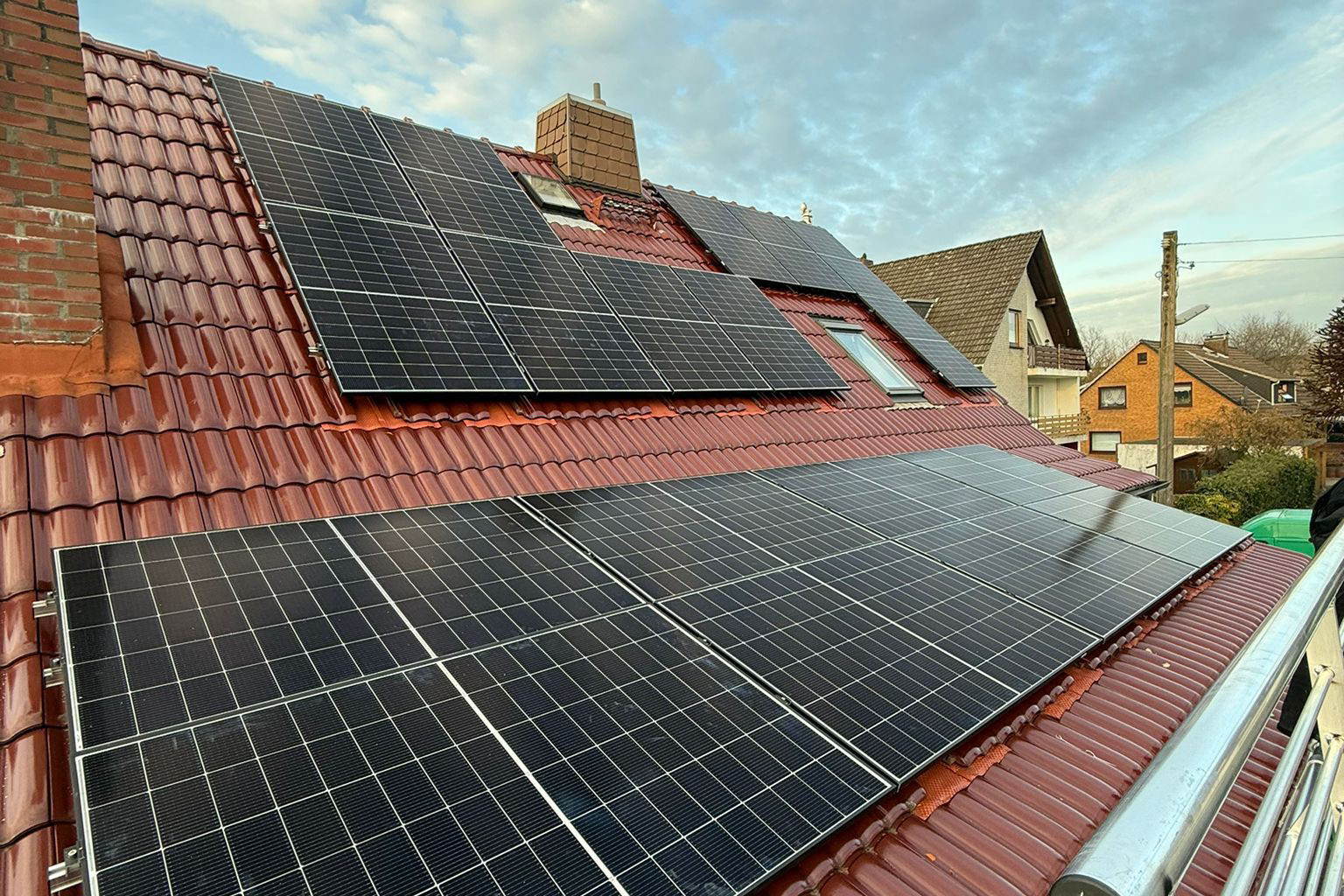 Photovoltaikmontage auf einem Ziegeldach, Gerüst am Ortgang