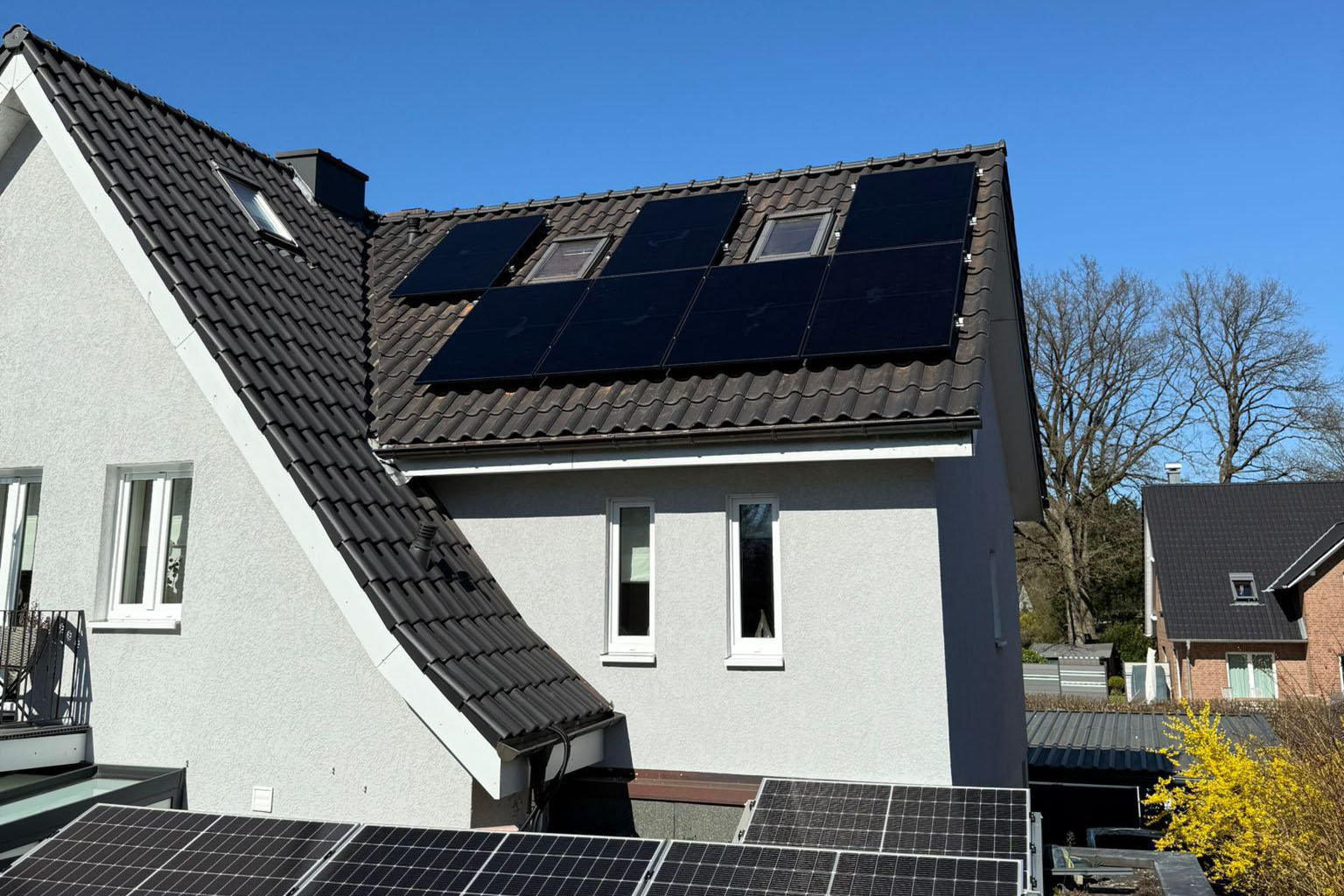 Wohnhaus mit Photovoltaik unter blauem Himmel