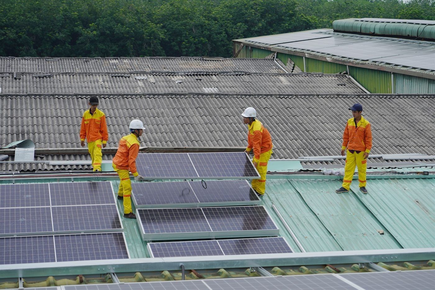 Fachkräfte bei der Montage von Photovoltaikmodulen