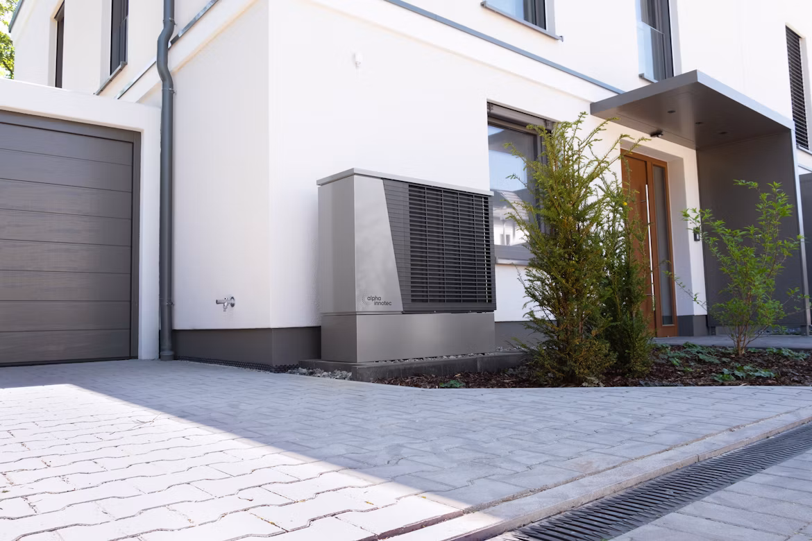 Wärmepumpe neben einem Wohnhaus