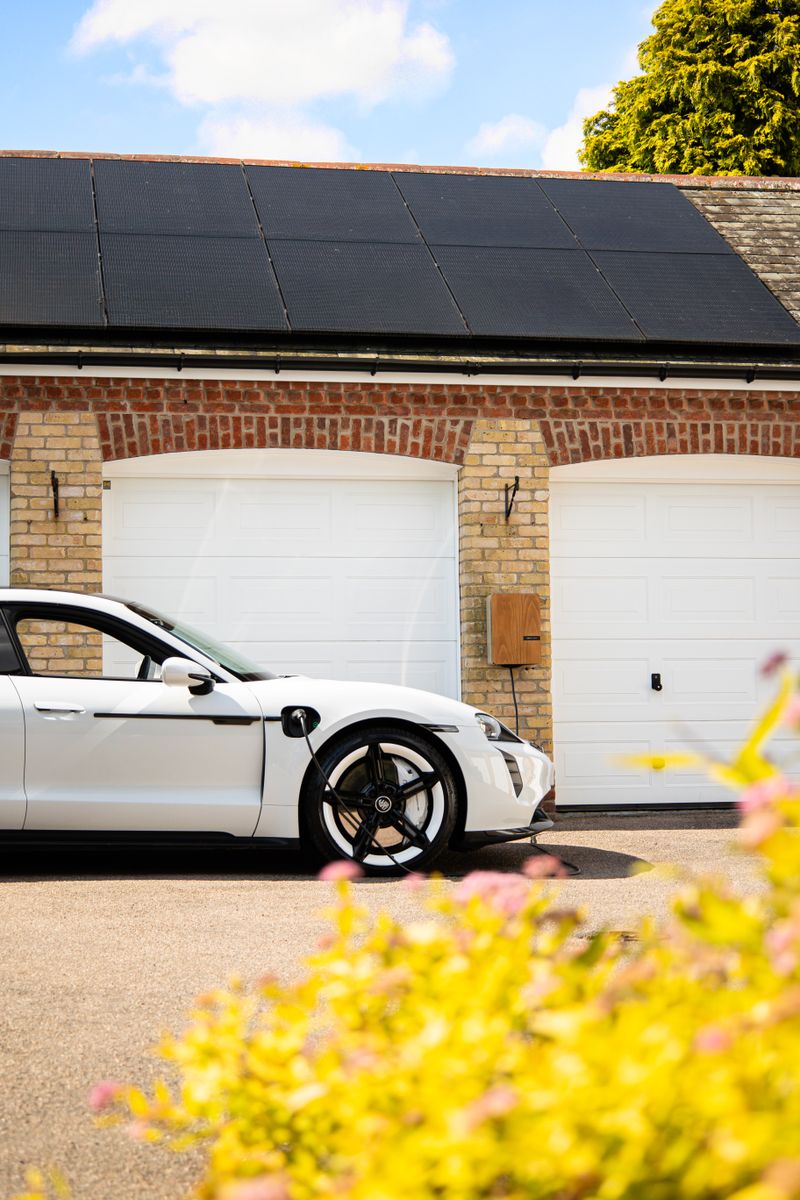 Elektroauto beim Laden an einer Wallbox am Haus