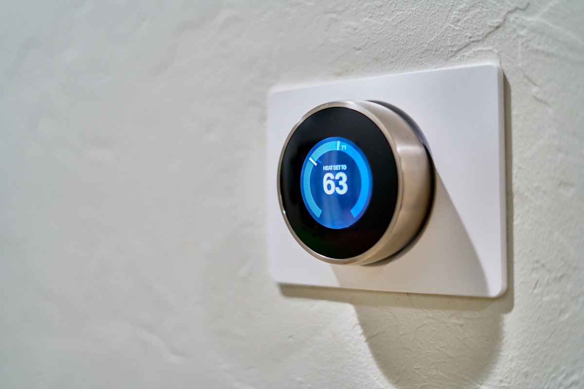 Smartes Steuerdisplay an der Wand