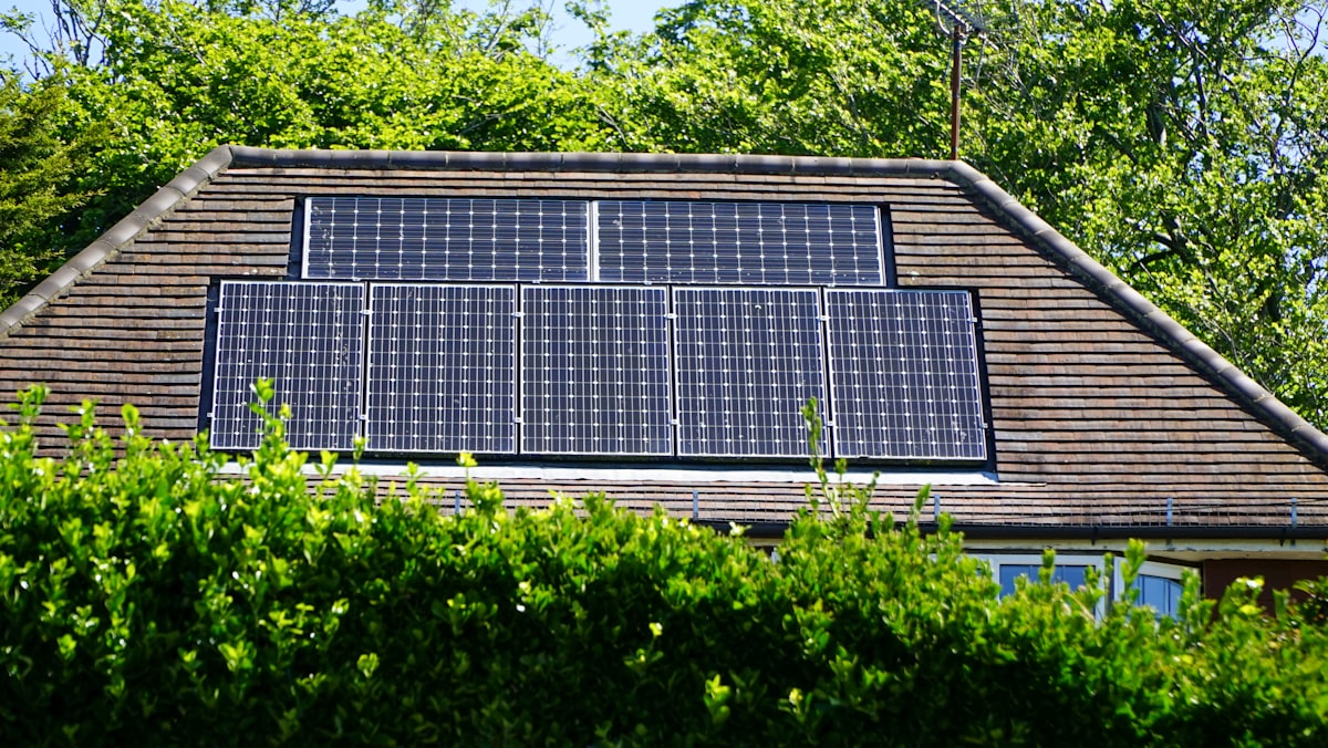Satteldach mit Solarmodulen