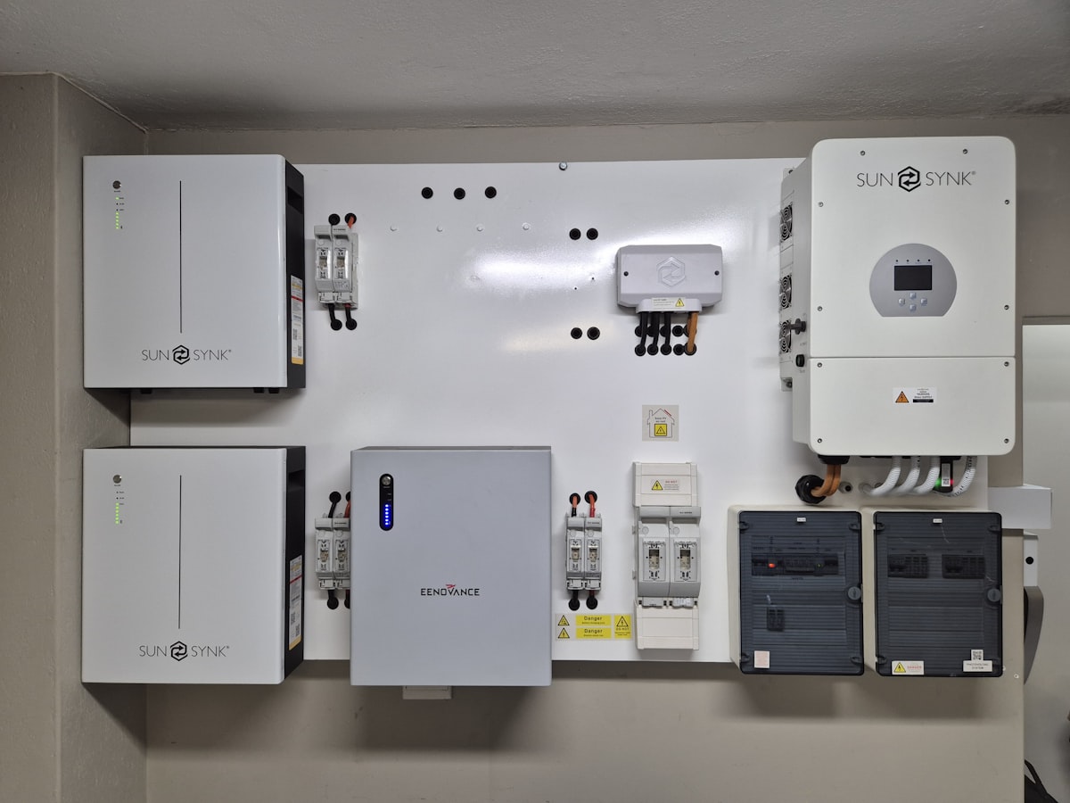 Stromspeicher mit Wechselrichter an der Wand im Technikraum
